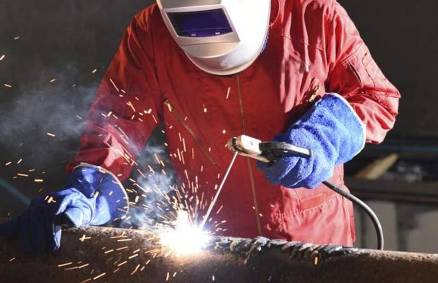 Soldador trabajando en taller